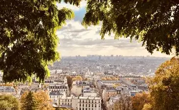 Viaggiare come “Emily a Parigi”: esplorare i luoghi più belli della Francia a partire da soli 19€