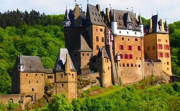 Burg Eltz mit dem Zug